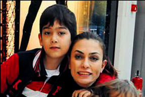 Tek aşkım oğlum kayra Saklambaç 15 Ocak 2012, Pazar Oyuncu Leyla Bilginer, geçtiğimiz gün oğlu Kayra ve yeğeniyle İstinyePark&#39;taydı. - 685875525804