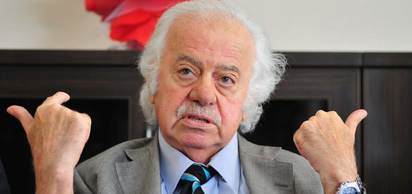 Çocuklar başta olmak üzere topluma deprem bilincini aşılamak için çalışan ve kamuoyunda ''Deprem Dede'' olarak da bilinen Türk Kızılayı Genel Başkan Başdanışmanı Prof. Dr. Ahmet Mete Işıkara, İstanbul'da tedavi gördüğü hastanede 71 yaşında vefat etti