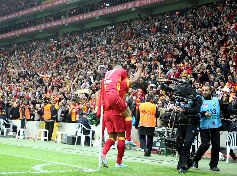 Drogba attı Twitter coştu!