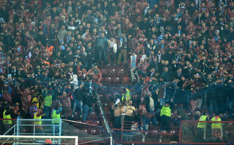 Trabzonspor F.Bahçe maçında çıkan olaylar sosyal medyayı salladı