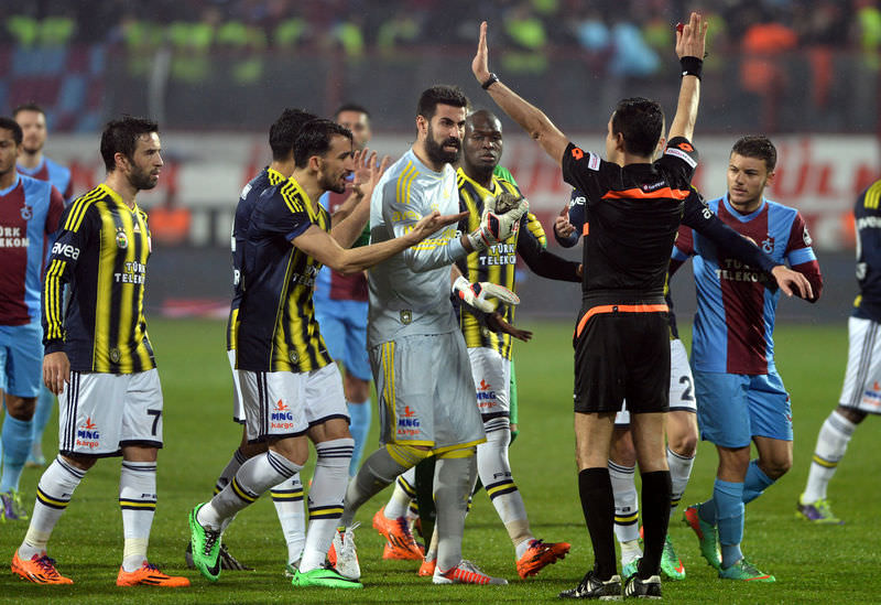 Trabzonspor F.Bahçe maçında çıkan olaylar sosyal medyayı salladı