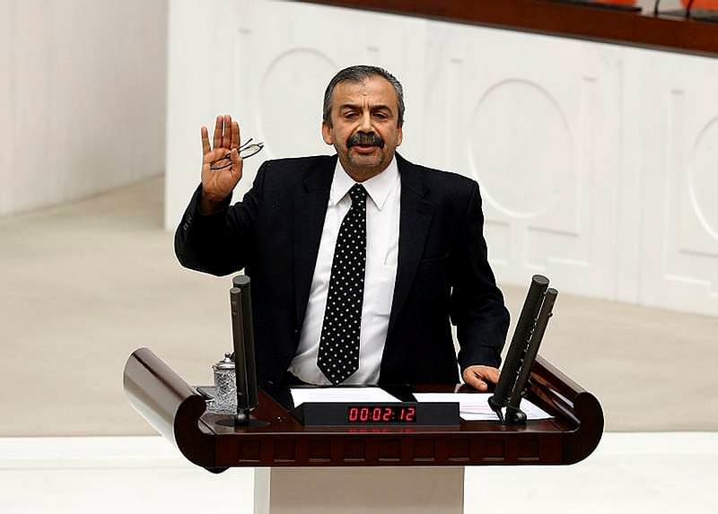 HDP'ye terör operasyonu: Demirtaş ve Yüksedağ başta olmak üzere onlarca vekil gözaltına alındı!