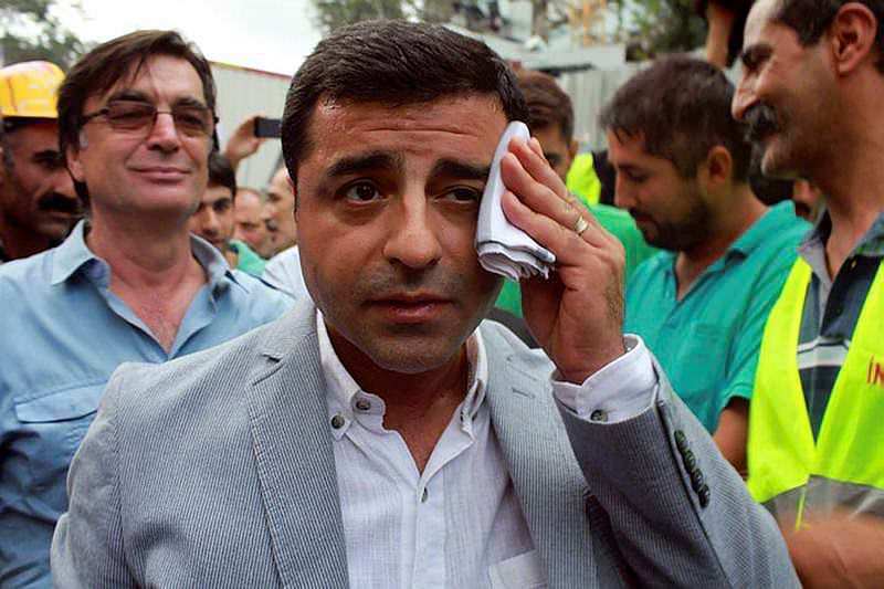 HDP'ye terör operasyonu: Demirtaş ve Yüksedağ başta olmak üzere onlarca vekil gözaltına alındı!