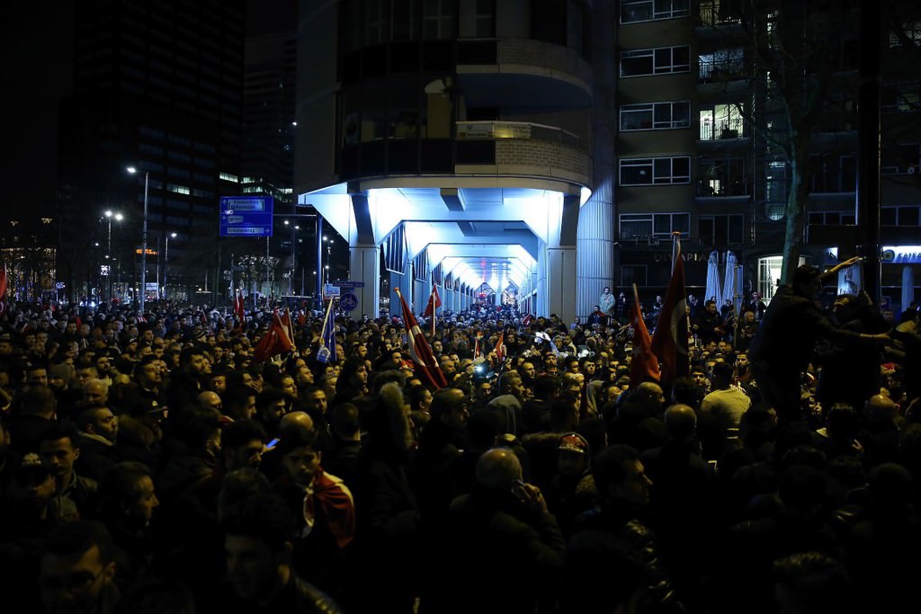 Hollanda'dan Türk vatandaşlarına sert müdahale