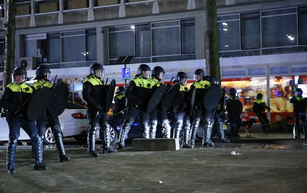 Hollanda'dan Türk vatandaşlarına sert müdahale