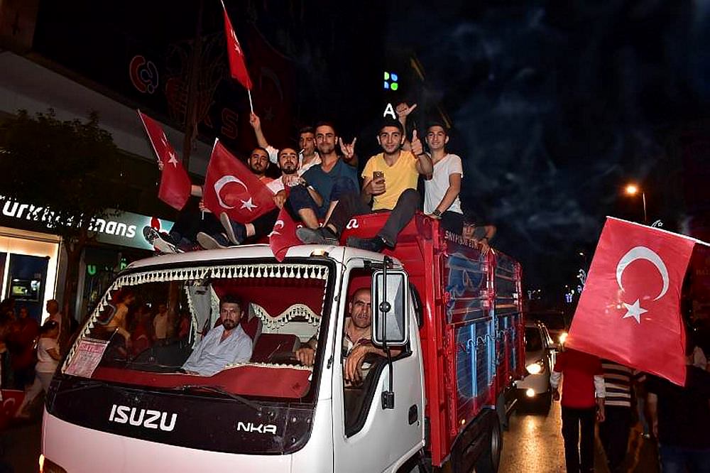 Meydanlar tıklım tıklım!