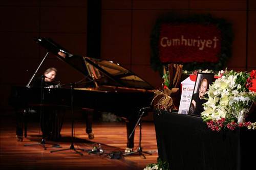 İlhan Selçuk son yolcuğuna uğurlanıyor
